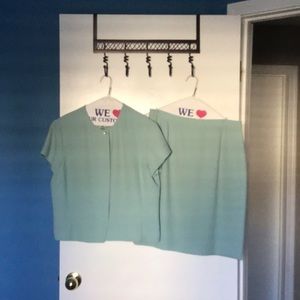 Short sleeves knee length skirt suit